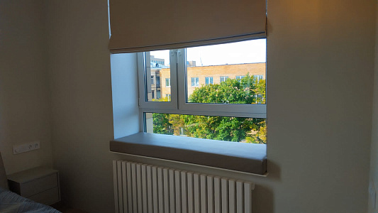 Бежевый матрас на подоконник на окно для мягкой посадки. Отзыв клиента Гливер, рейтинг 5 звезд.